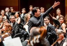 Robert Treviño felicita a las y los músicos de la Orquesta al final de uno de los conciertos del último programa de la Temporada.