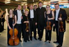 Mandeal y Fountain con un grupo de músicos de la Orquesta