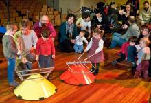 Niños tocando instrumentos Baschet