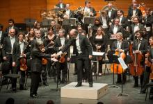 Oleg Caetani saluda al compositor Jesús Eguiguren