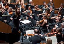 Joana Carneiro dirigiendo a la Orquesta de Euskadi