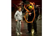 un niño atiende a las indicaciones del presentador