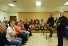 Los miembros de FEVAS atienden las explicaciones de Marco Caratto, fagot solista