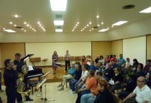 Mario Telenti, trompa de la Orquesta, ante los miembros de FEVAS