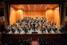 Stefan Asbury dirige a la Orquesta de Euskadi. Foto L&P