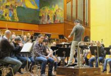 Ensayo de la Orquesta de Euskadi y Kirmen Uribe, dirigido por Lawrence Renes