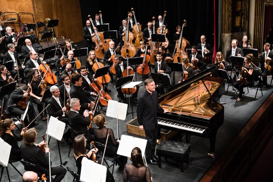 Stephen Hough recibe el aplauso del público en el Teatro Principal de Vitoria.