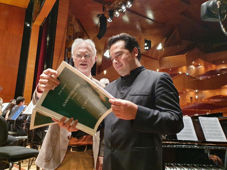 El compositor John Adams y Robert Treviño analizan la partitura de 'Harmoniehlere', en un ensayo previo al concierto que la Orquesta ofreció el 17 de junio en el Palacio Euskalduna en el marco de los Premios Fronteras del Conocimiento de la Fundación BBVA.