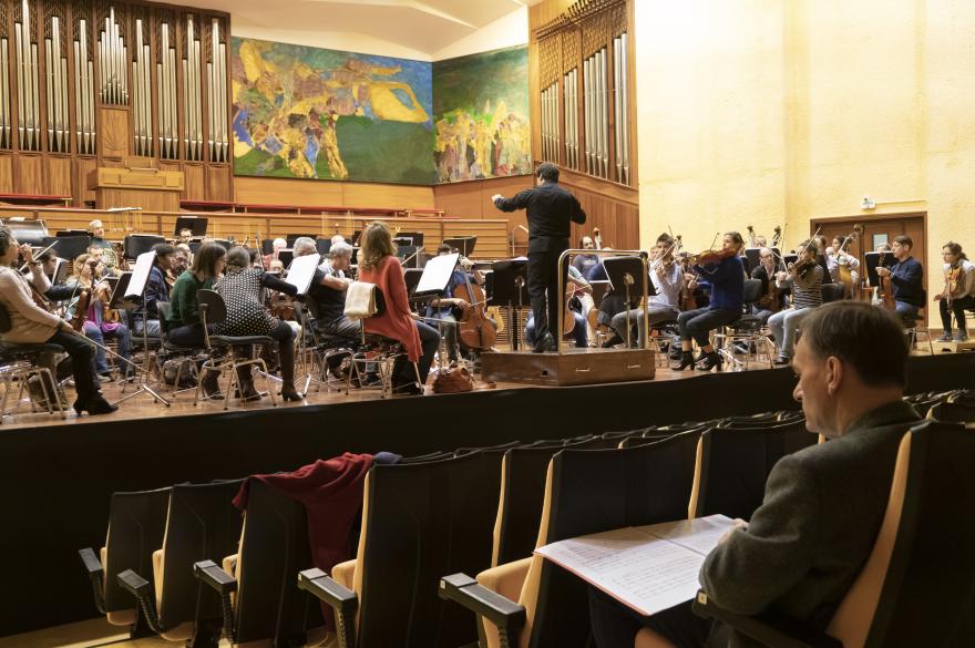 Stephen Hough observa el ensayo de la Orquesta