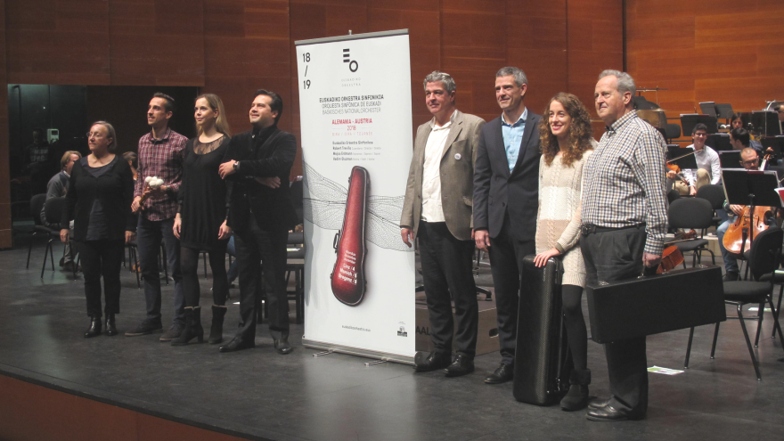 De izda. a dcha.: Elena Mtz. de Murguía (viola), Héctor Marqués (percusión), Mojca Erdmann (soprano), Robert Treviño (director titular), Joxean Muñoz (viceconsejero de cultura), Oriol Roch (director general), Amaia Asurmendi (violín), Tomás Ruti (fagot)