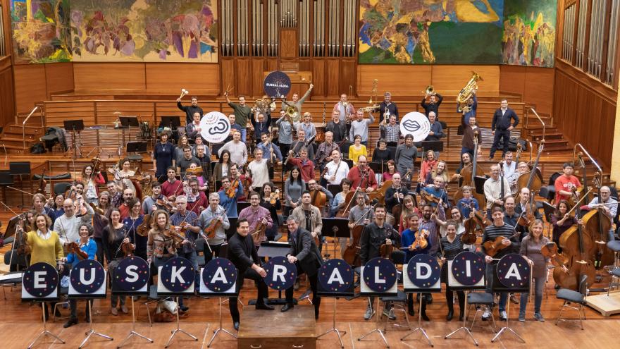 Las y los miembros de la Orquesta Sinfónica de Euskadi posan a favor de Euskaraldia en el Auditorio de Miramon